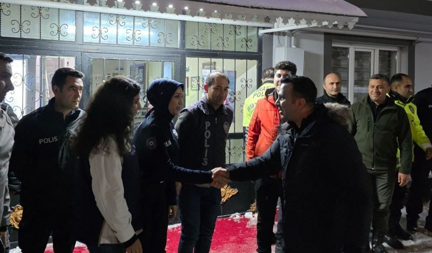 Kaymakam Algın, görev başındaki kamu personelinin yeni yılını kutladı