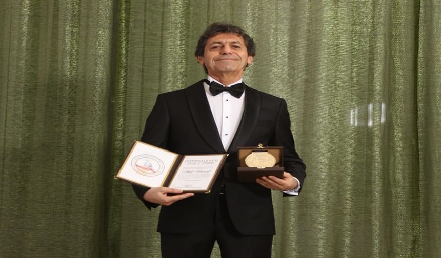 Ünlü Yazar Akif Manaf '2025 Yılı International Peace Prize Ödülü'nü Aldı