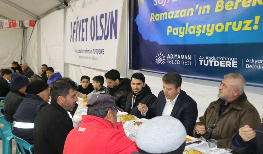 Abdurrahman Tutdere, Kent Meydanı'nda iftar sofrasında vatandaşlarla bir araya geldi - Videolu Haber