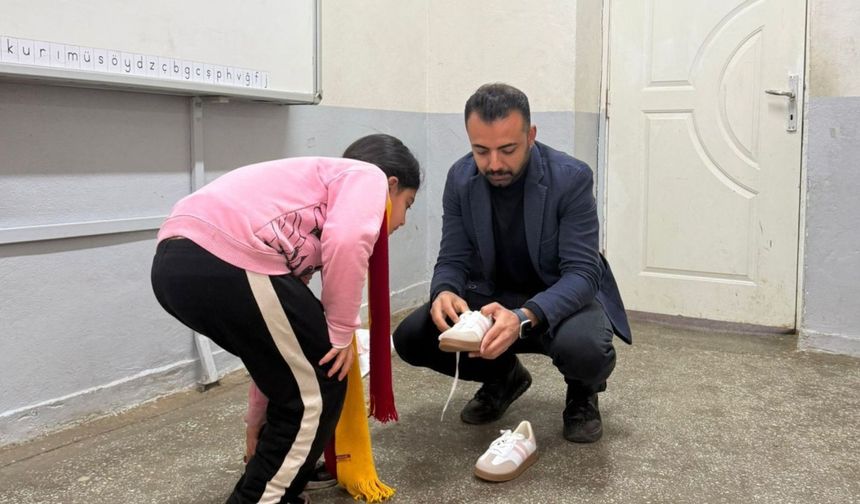 Adıyaman'da eğitimci Muhammet Özalp'ten öğrencilere anlamlı destek - Videolu Haber