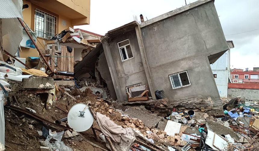 Adıyaman'da iki katlı bina çöktü, bitişikteki bina tahliye edildi - Videolu Haber