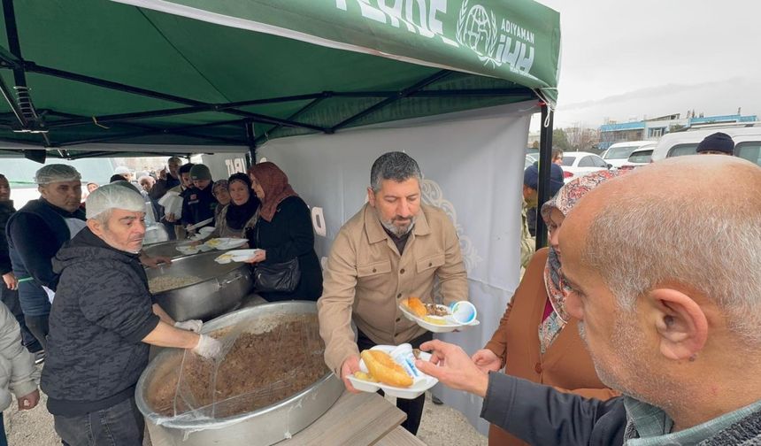 Adıyaman'da kuyumcu esnafı iş yerlerini kapattı, mezarlıkta 3 bin kişiye yemek dağıttı