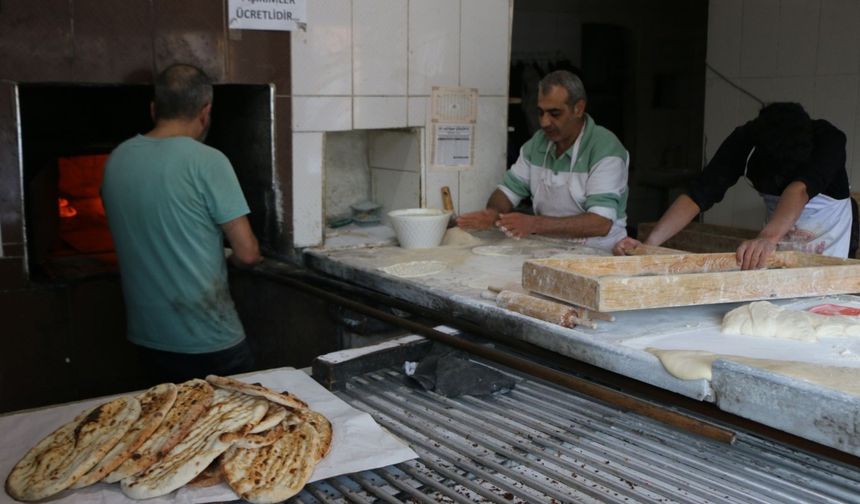 Adıyamanlı fırıncı esnafı Çoban: 'Maliyetler yükseldiği için ekmekte zam kaçınılmaz oldu, vatandaştan tepki gelmedi' - Videolu Haber