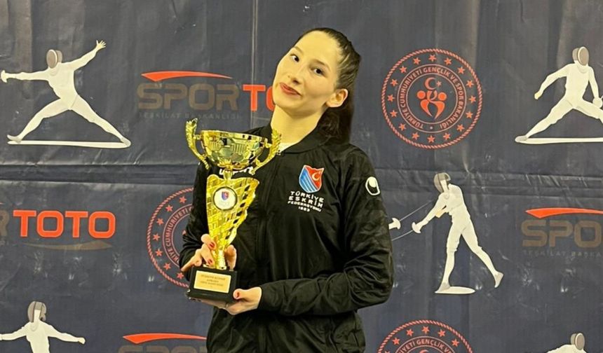 Adıyamanlı kılıç ustası Zehra Kerem Türkiye Şampiyonu oldu