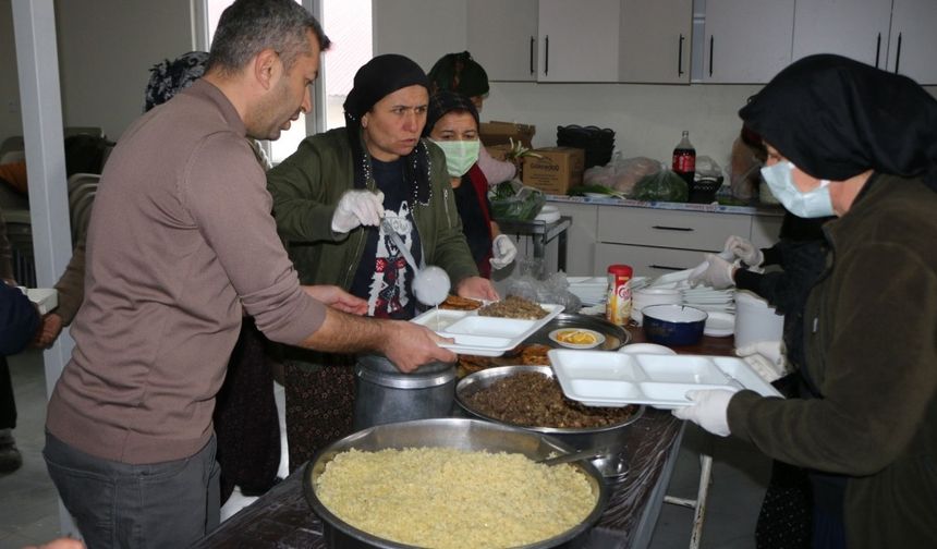 Azikan Köyü'nde hızır lokması paylaşıldı