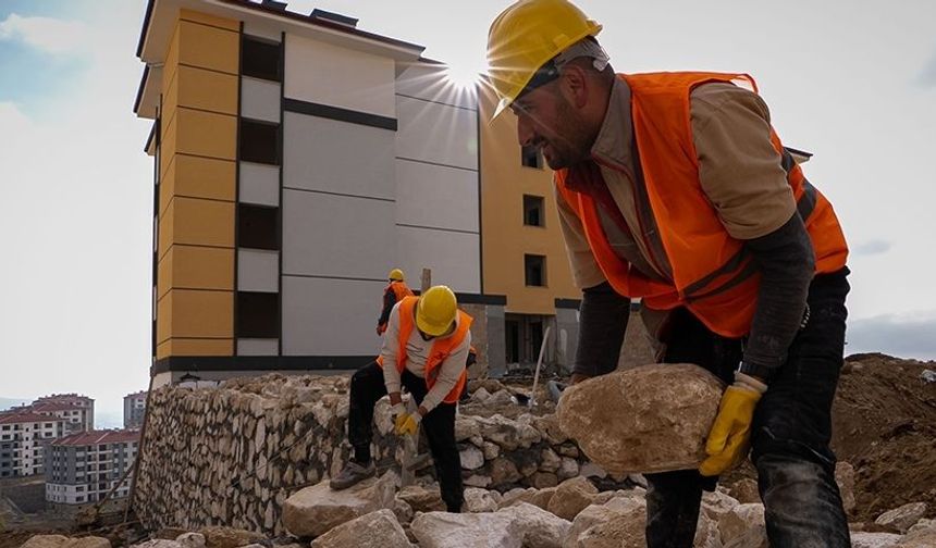 Bakan Kurum 'Asrın inşasının kahramanları' nın görüntülerini paylaştı