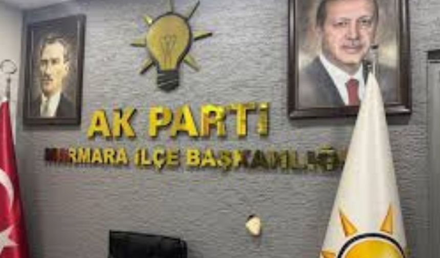 Balıkesir'de AK Parti Marmara İlçe Başkanlığı'na taşlı saldırı
