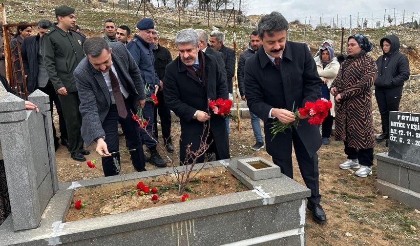 Deprem şehitleri Besni'de dualarla anıldı