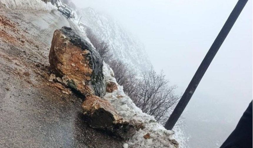 Gerger'de heyelan: Bahçeler yolu ulaşıma kapandı