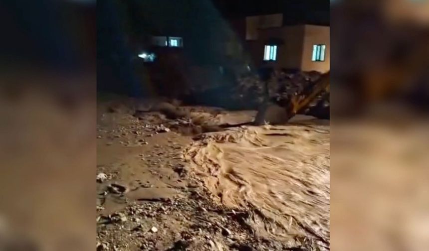 Gölbaşı'nda etkili olan şiddetli yağış sele neden oldu - Videolu Haber