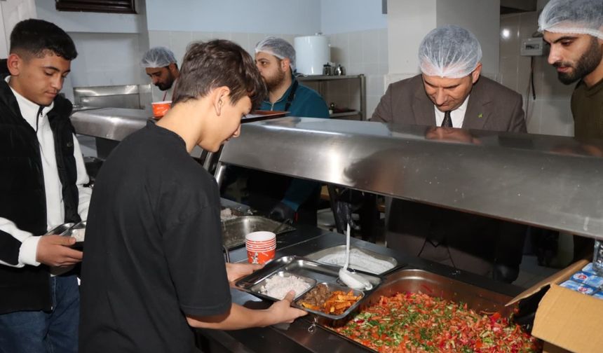 Kahta'da 'Maarifin Kalbinde Ramazan' buluşması: Pansiyonda ilk iftar sofrası kuruldu