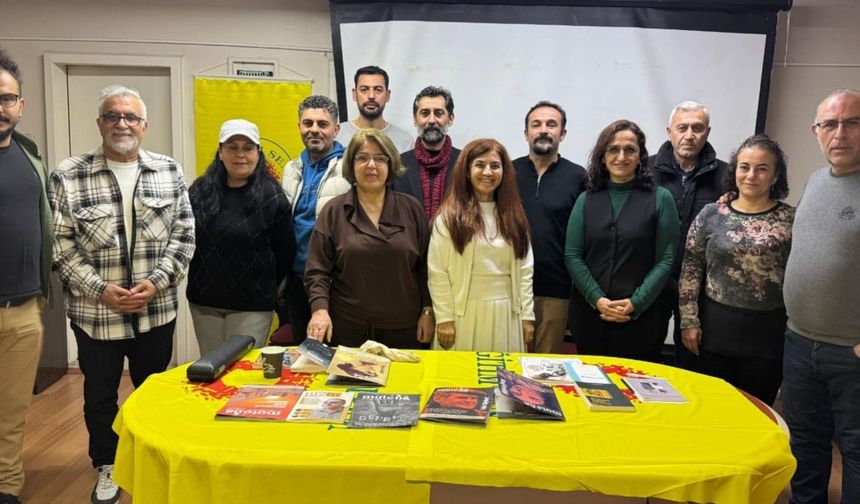 Kültür, Sanat ve Edebiyat Dergisi Mutenâ, İzmir'de 'Serbest Kürsü' programı düzenledi