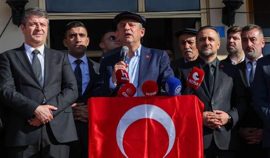 Özgür Özel Kömür Beldesi'nde vatandaşlara hitap etti: 'Tütün üreticisi büyük çile çekiyor'