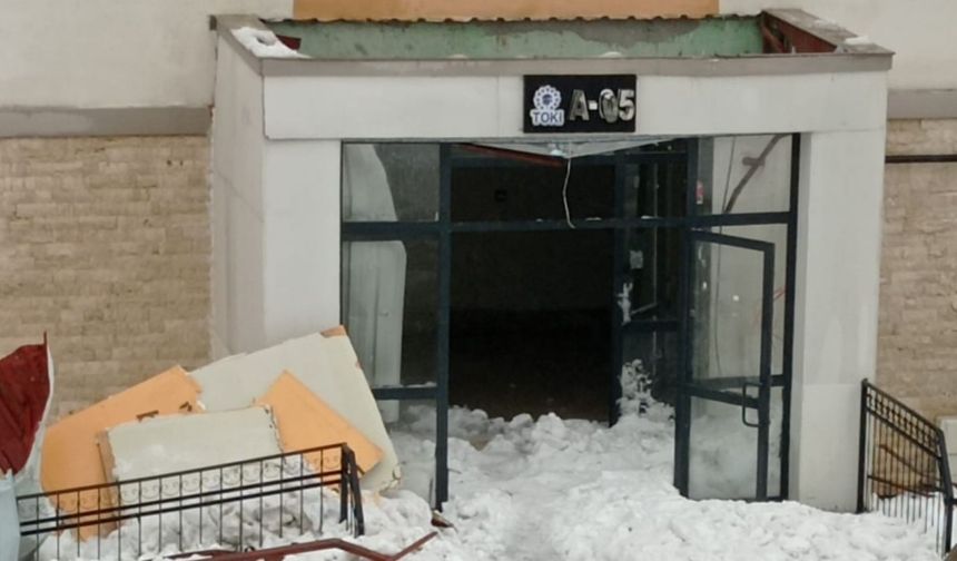 Sincik'te kar yağışı, TOKİ giriş çatılarında hasara yol açtı