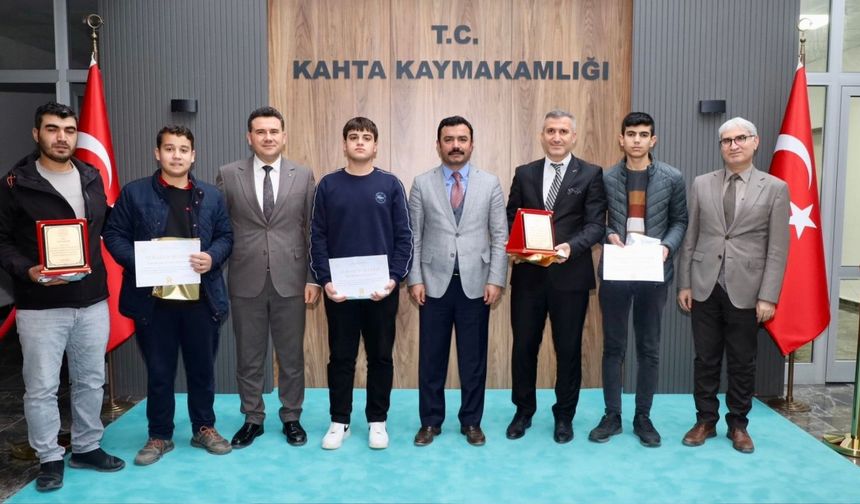 TÜBİTAK'ta derece yapan öğrenciler Kahta Kaymakamı Soysal ile bir araya geldi