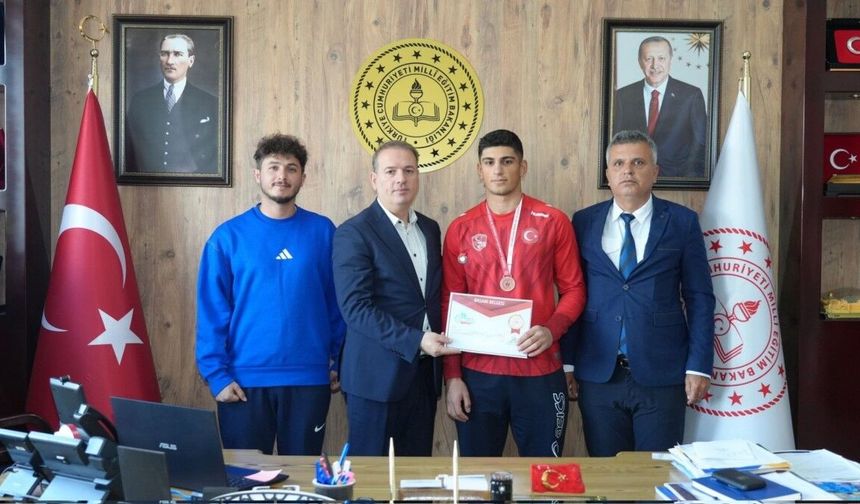 Türkiye üçüncüsü Güreşçi Muhammet Gazi Çalğan'dan Müdür Tosun'a ziyaret