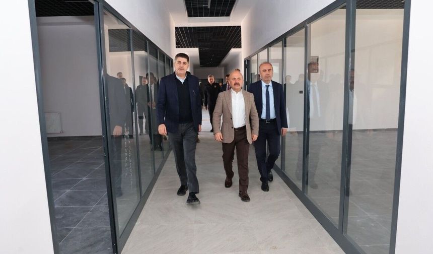 Vali Varol, Adıyaman Üniversitesi Teknokent'te incelemelerde bulundu