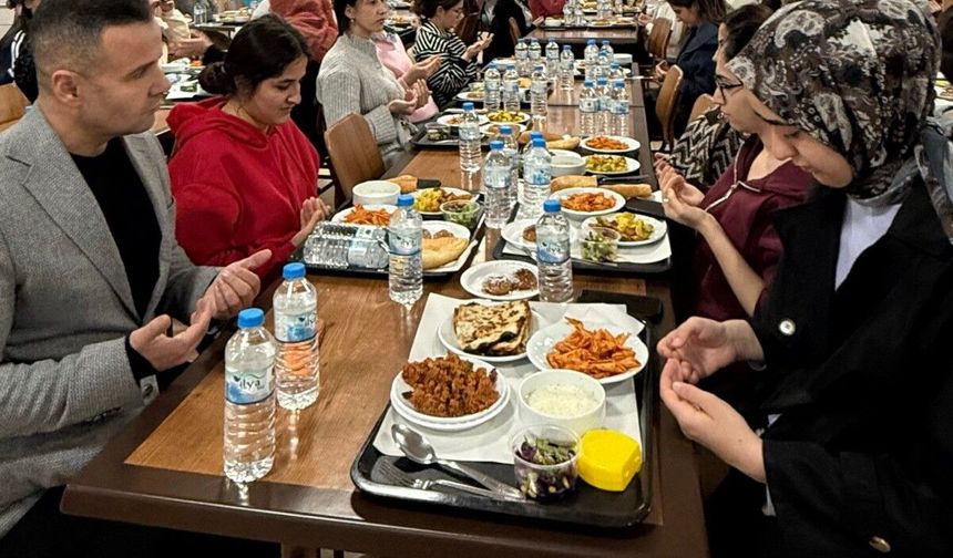 Adıyaman Gençlik ve Spor İl Müdürü Hüseyin Elüstü Kız Öğrenci Yurdu'nda Öğrenciler İftarda buluştu