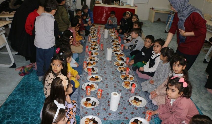 Adıyaman'da Anasınıfı Öğrencileri Niyazi Mısri Camii'nde Tekne Orucu Açtı - Videolu Haber