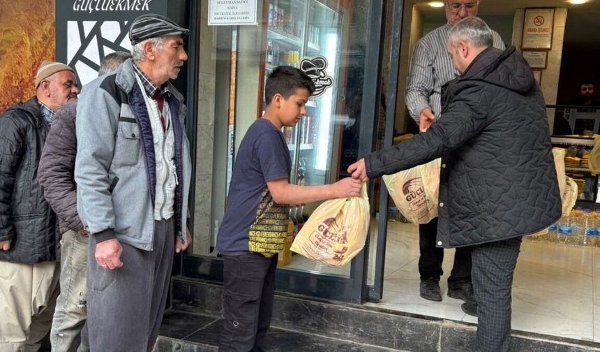 Adıyaman'da hayırsever Mehmet Ulum'dan 300 aileye destek