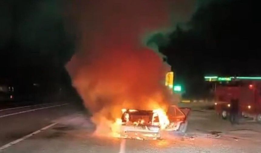 Adıyaman'da seyir halindeki otomobil alev alev yandı