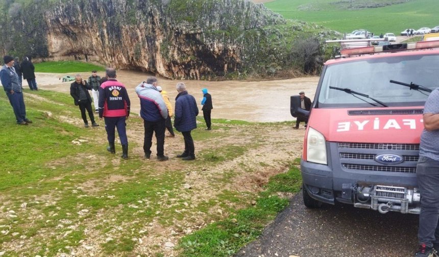 Besni'de selde mahsur kalan 4 çiftçi kurtarıldı - Videolu Haber