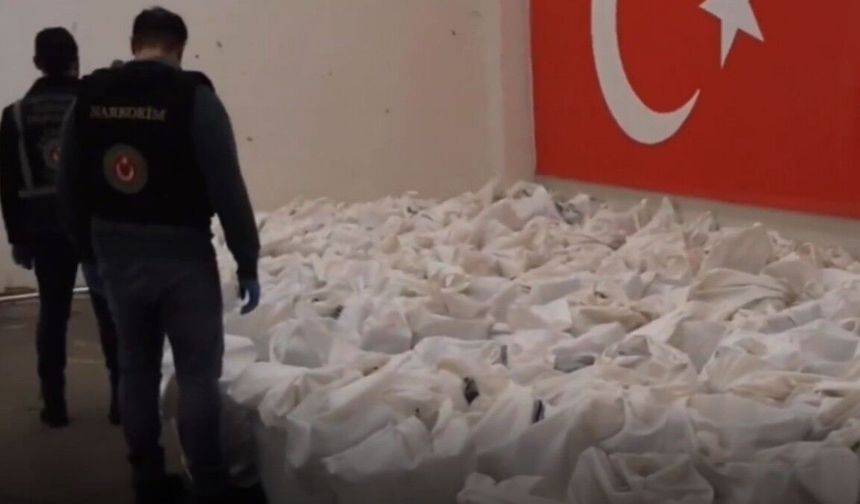 Gümrükler Muhafaza ekiplerince Kapıkule Gümrük Kapısı'nda 1,4 ton esrar ele geçirildi - Videolu Haber