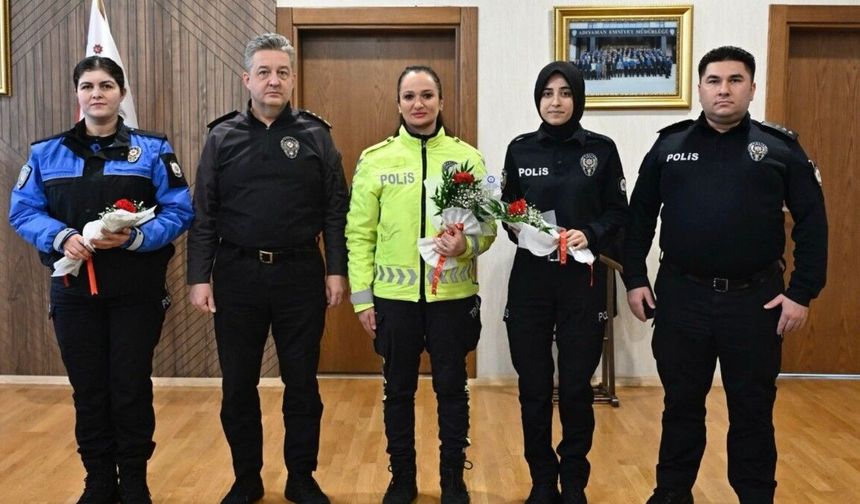 İl Emniyet Müdürü Nazman, kadın personellere karanfil takdim etti
