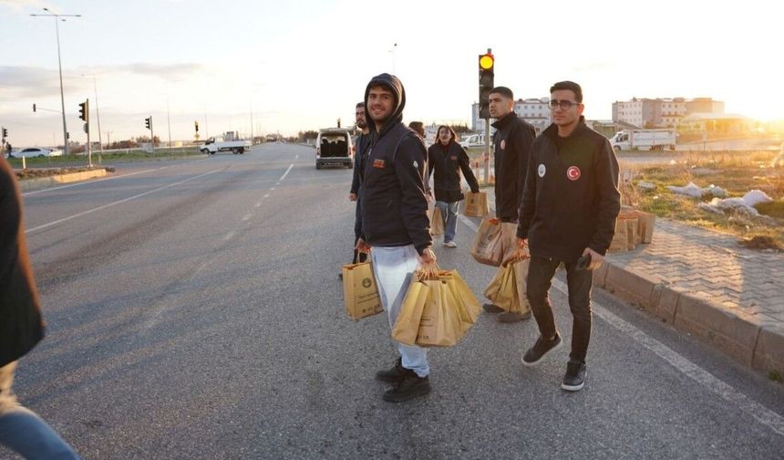 Kahta Belediyesi'nden iftar saatinde yolda kalanlara kumanya dağıtımı