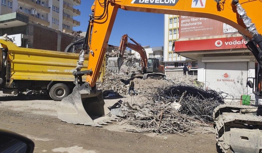 Kahta'da yıkım molozları, esnafı mağdur ediyor