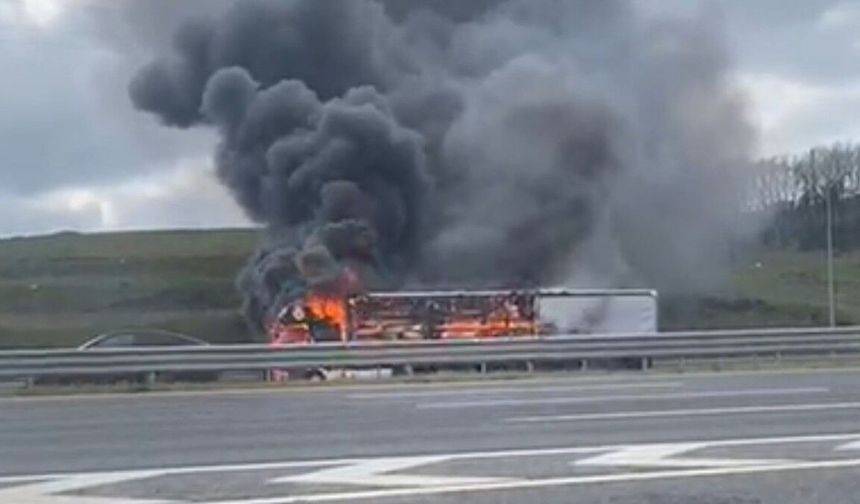 Kuzey Marmara Otoyolu'nda seyir halindeki tır alevlere teslim oldu - Videolu Haber