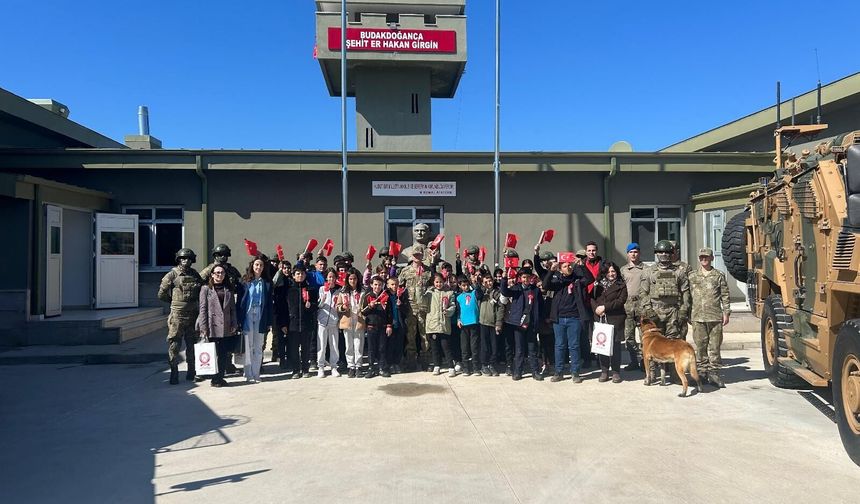 Öğrenciler Kışlada Askeri Hayatı Deneyimledi