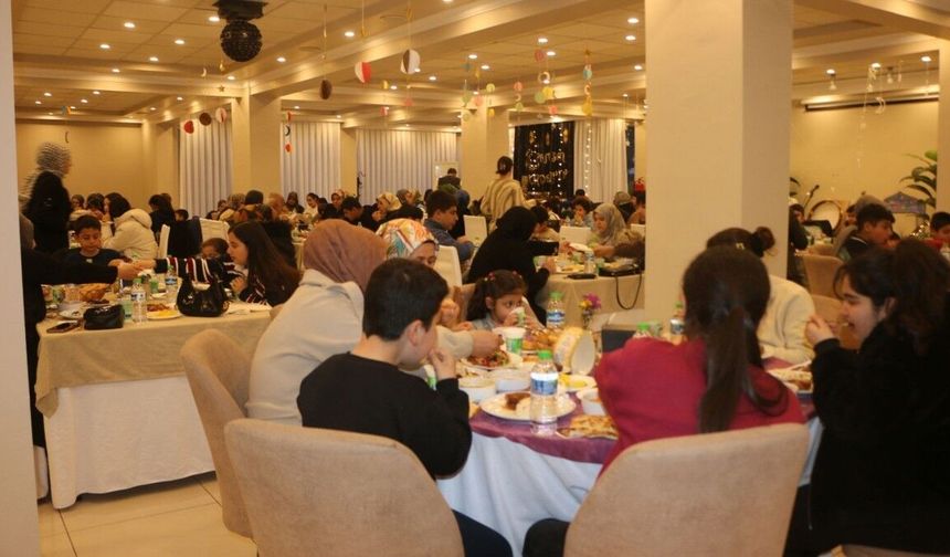 Türkiye Diyanet Vakfı Adıyaman Şubesi yetim çocuklara iftar programı - Videolu Haber
