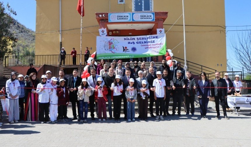 Adıyaman Damlacık Okulları'nda TÜBİTAK 4006 Bilim Fuarı'na yoğun ilgi