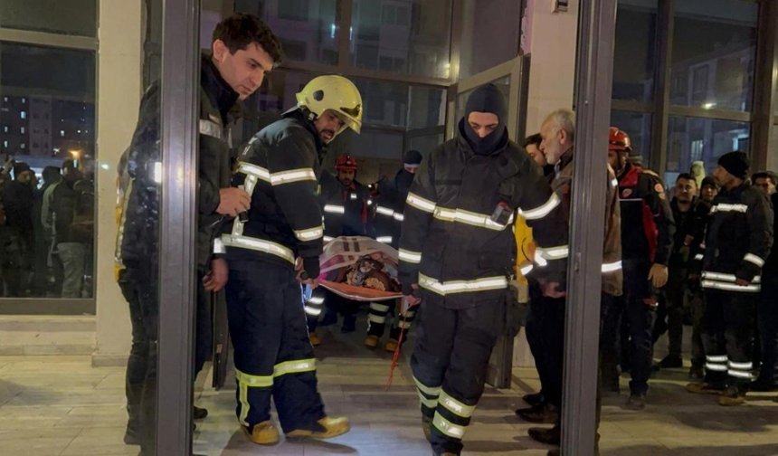 Adıyaman İtfaiyesi'nden gece yarısı su baskını operasyonu: Engelli vatandaş kurtarıldı - Videolu Haber