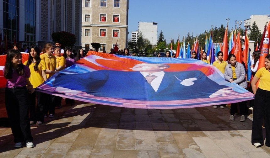 Adıyaman'da 23 Nisan etkinlikleri kapsamında çelenk sunma töreni gerçekleştirildi - Videolu Haber