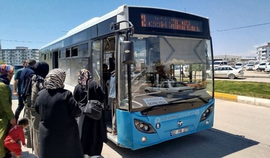 Adıyaman'da bayılan yolcuya şoförden zamanla yarışan müdahale - Videolu Haber