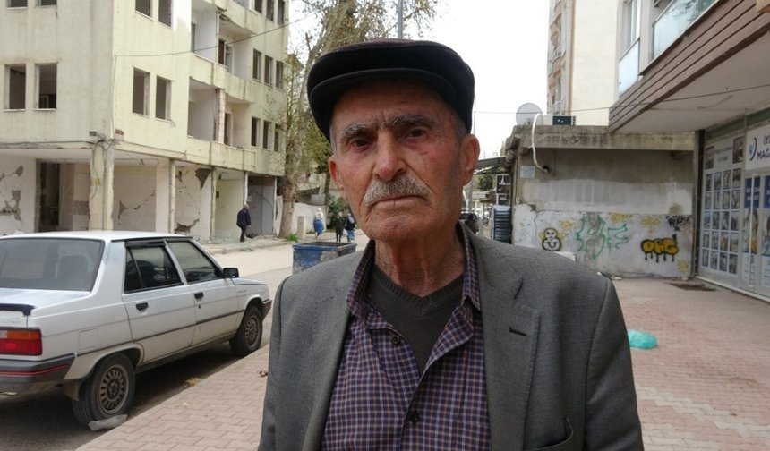 Adıyaman'da  Kolonları Patlak Ağır Hasarlı Binada 3 Yıl Yaşadı