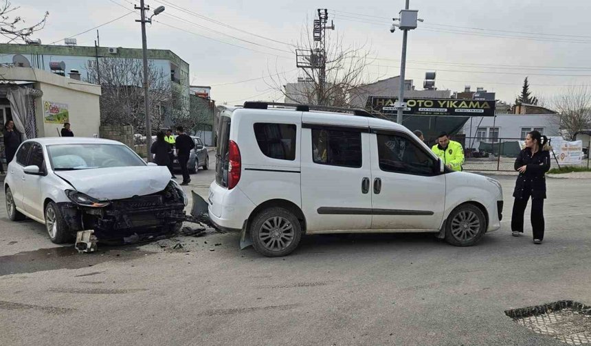 Adıyaman'da otomobil ile hafif ticari araç çarpıştı: 1 yaralı