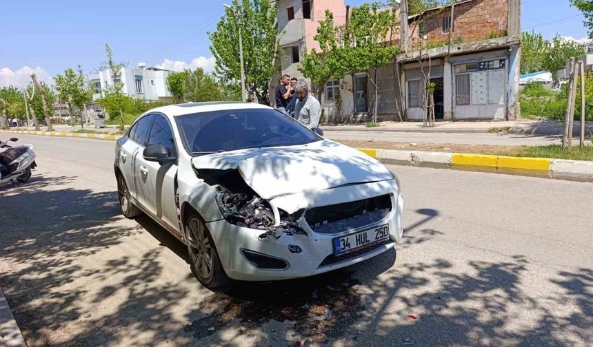 Aracın önünü keserek sürücüyü darp ettiler