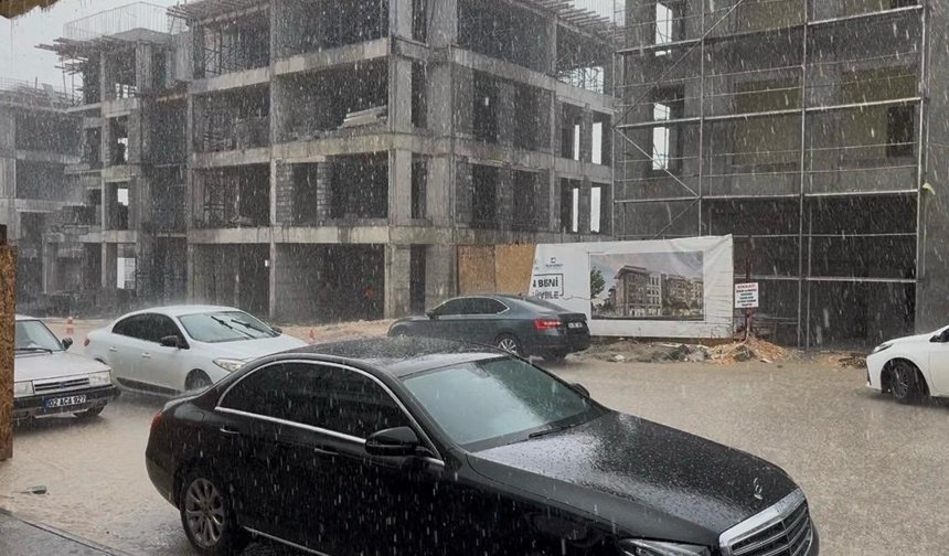 Besni'de dolu ve sağanak sonrası sel meydana geldi