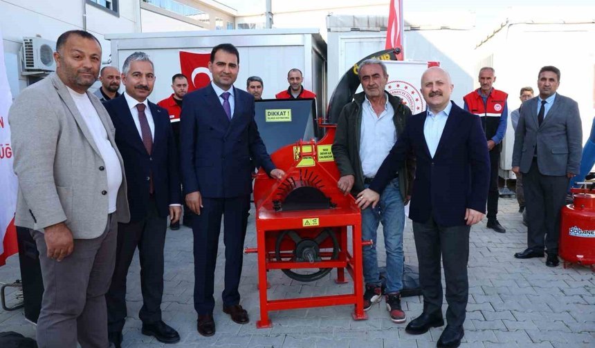 Çiftçilere zirai alet ve ekipman dağıtıldı