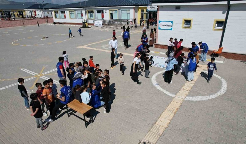 Depremzede çocuklar müzikle moral buluyor