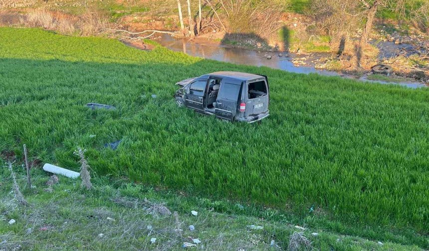 Hafif ticari araç şarampole yuvarlandı