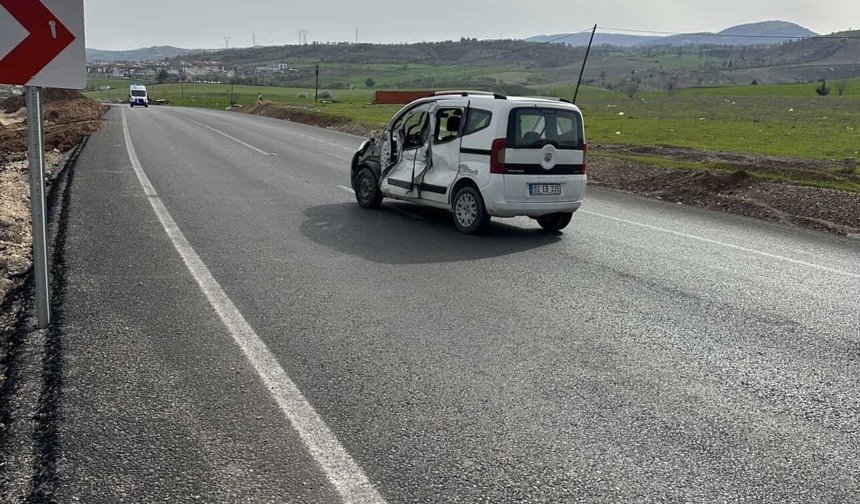 Kontrolden çıkan kamyonet karşı şeride geçerek ticari araçla çarpıştı: 1 yaralı