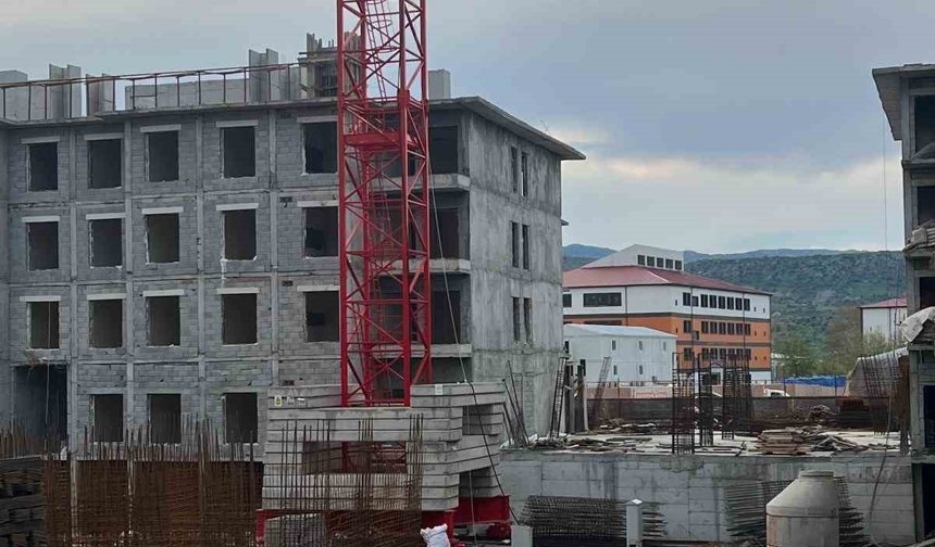 Ücretlerini alamadıklarını iddia eden işçiler kule vince çıktı