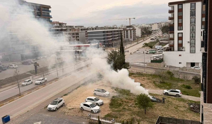 Vatandaşın yaktığı atık yangınını itfaiye ekipleri söndürdü