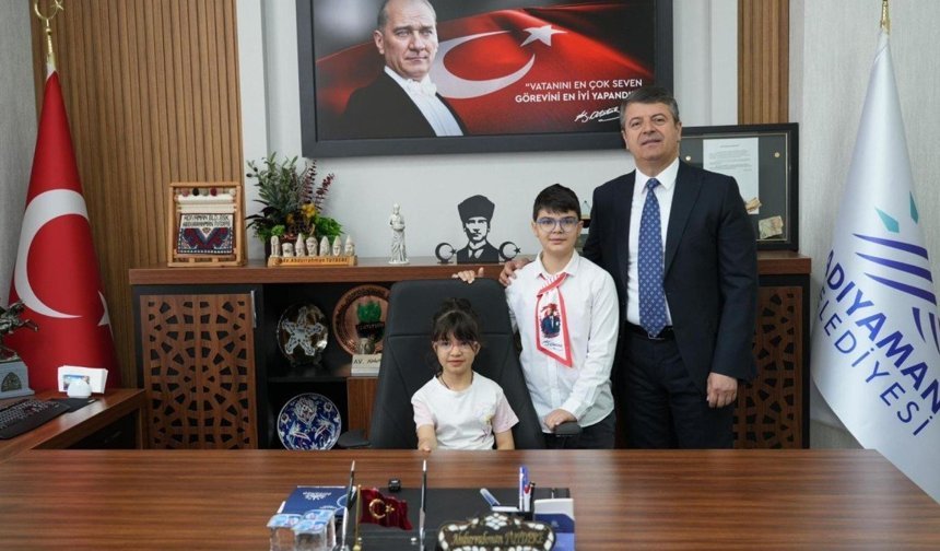 Başkan Tutdere, 23 Nisan'da koltuğunu çocuklara devretti - Videolu Haber