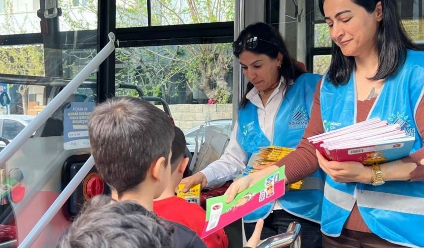 Başkan Tutdere'den çocuklara 23 Nisan hediyesi: 300 boyama setini öğrenciler ulaştırıldı - Videolu Haber