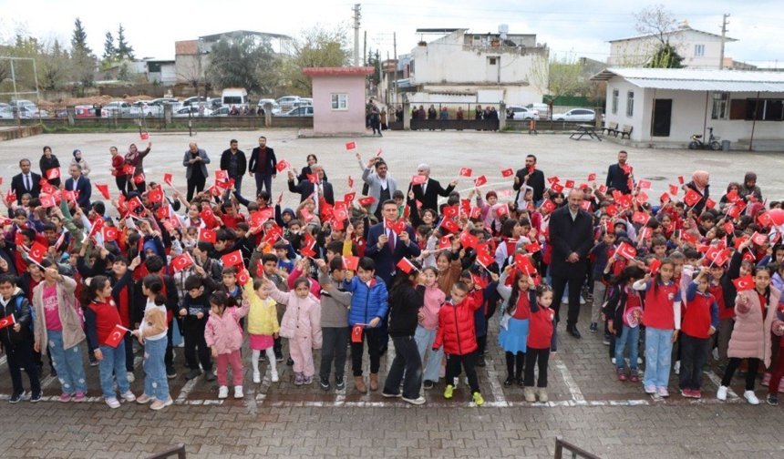 Kahta İlçe Müdürü Lütfü Başli: 'Bayrak bağımsızlığımızın en güçlü sembolüdür'
